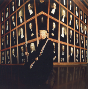 360028 Portret van Greetje van den Berg-Bos, pedel van de Universiteit Utrecht, in de senaatszaal van het ...